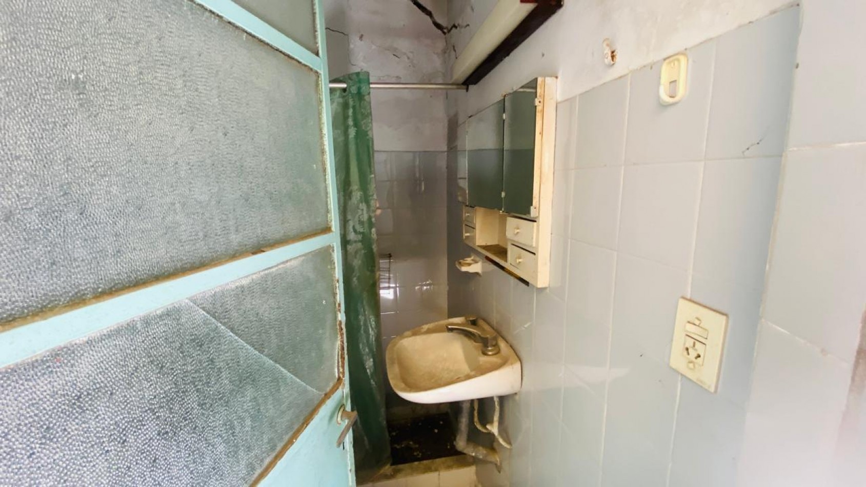 CASA 4 AMB PARA DEMOLER Y/ O REFACCIONAR MONTE CASTRO