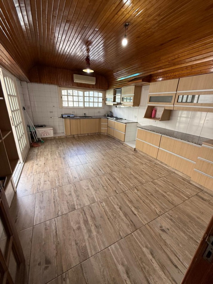 CASA 5 AMB CON DEPENDENCIA Y GARAGE  VILLA DEVOTO- APTO USO COMERCIAL