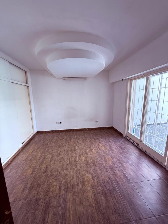 CASA 5 AMB CON DEPENDENCIA Y GARAGE  VILLA DEVOTO- APTO USO COMERCIAL