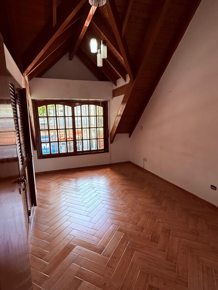 CASA 5 AMB CON DEPENDENCIA Y GARAGE  VILLA DEVOTO- APTO USO COMERCIAL